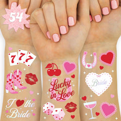 Tatuajes xo Fetti con botas cowgirl rosas, para fiestas temáticas.