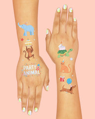 Tatuajes XO Fetti con león y pastel, decoran la mesa