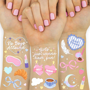Tatuajes xo Fetti con acabado iridiscente para una noche de pijama brillante.