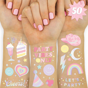 Tatuaje temporal xo Fetti arcoíris pastel con foilado, ideal para decoraciones de fiesta.