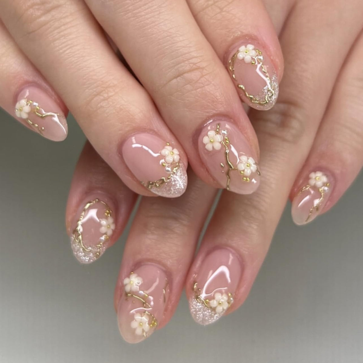 XZMeiLun conjunto de uñas press-on blancas perladas doradas para un look elegante.