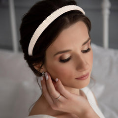 Diadema YISSION de perlas blancas, detalle de joya para looks brillantes.