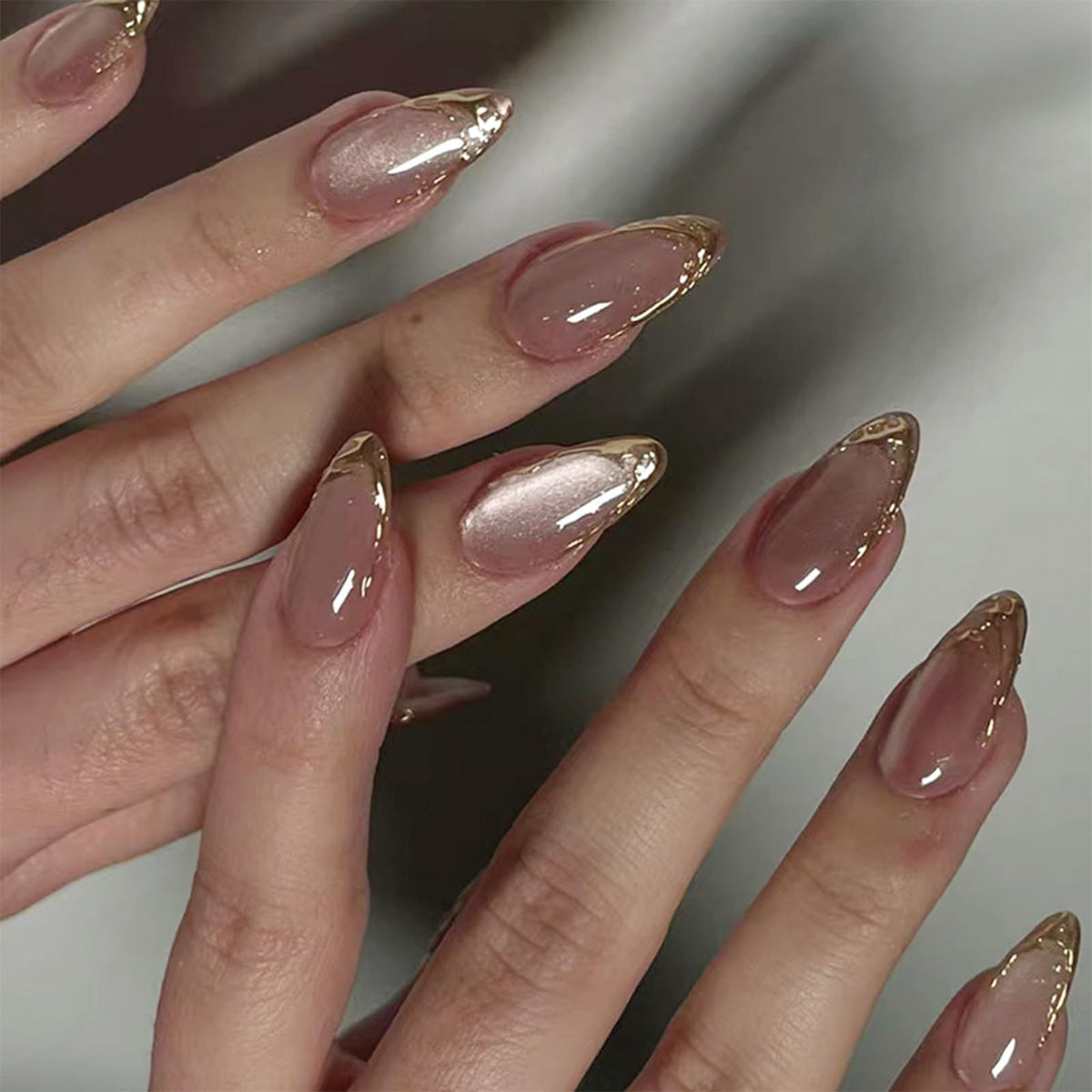 Uñas YOSOMMK frances rosa oro en almendra, look elegante.
