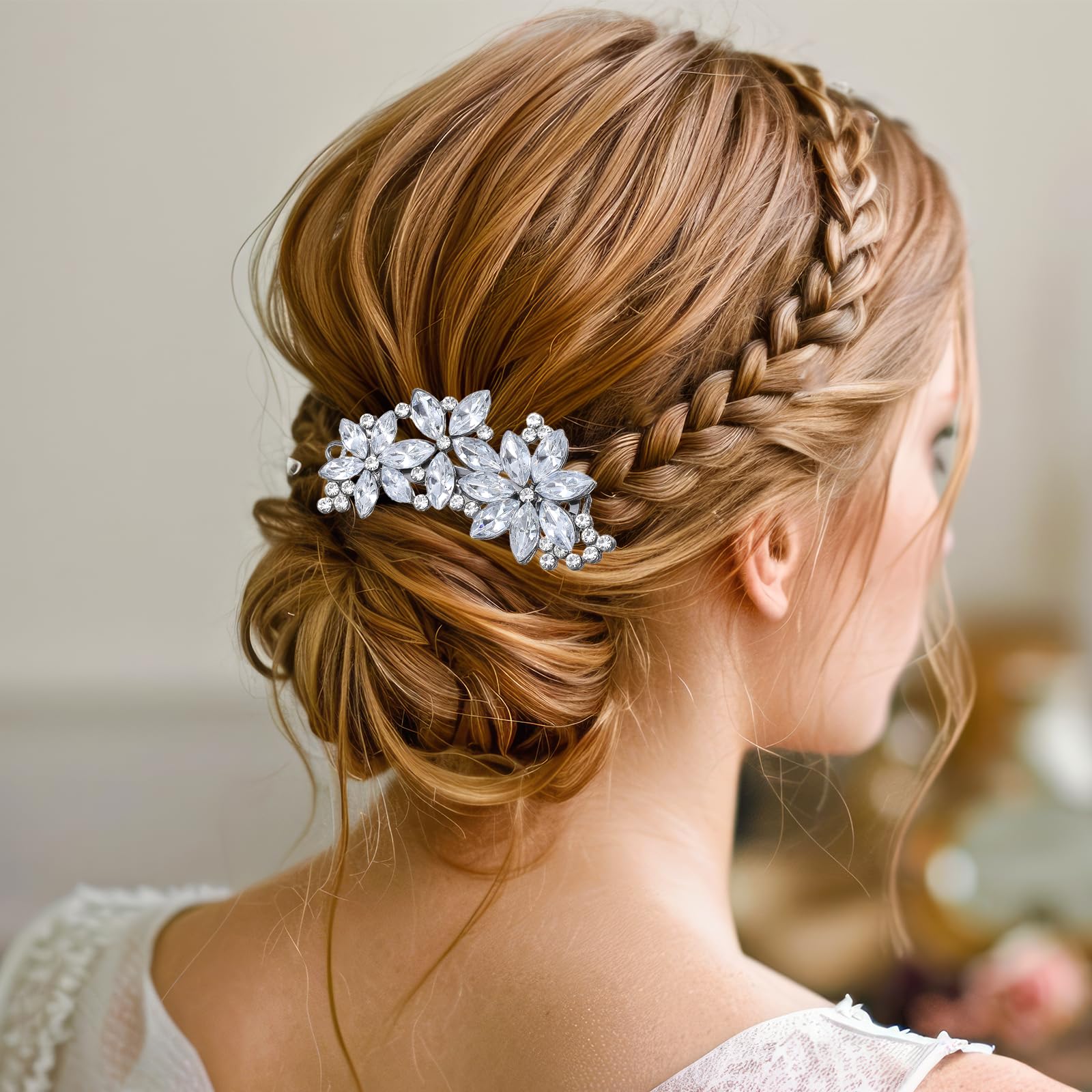 Detalle de diamante y flor en pinzas Yuomeaz, ideal para peinados formales.