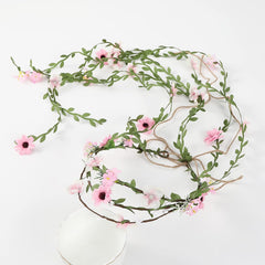 Diadema floral Yuruyi rosa, ajustable para mayor comodidad durante la celebración.