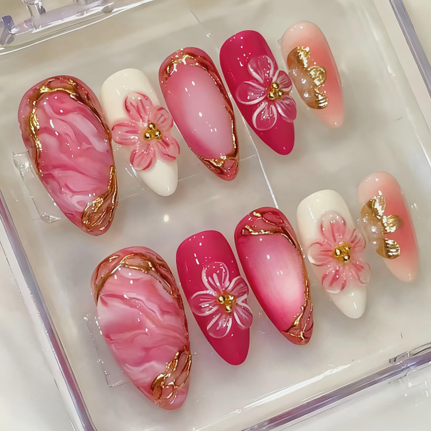 Uñas ZASKHLD con flores 3D y perlas, ideal para looks elegantes.