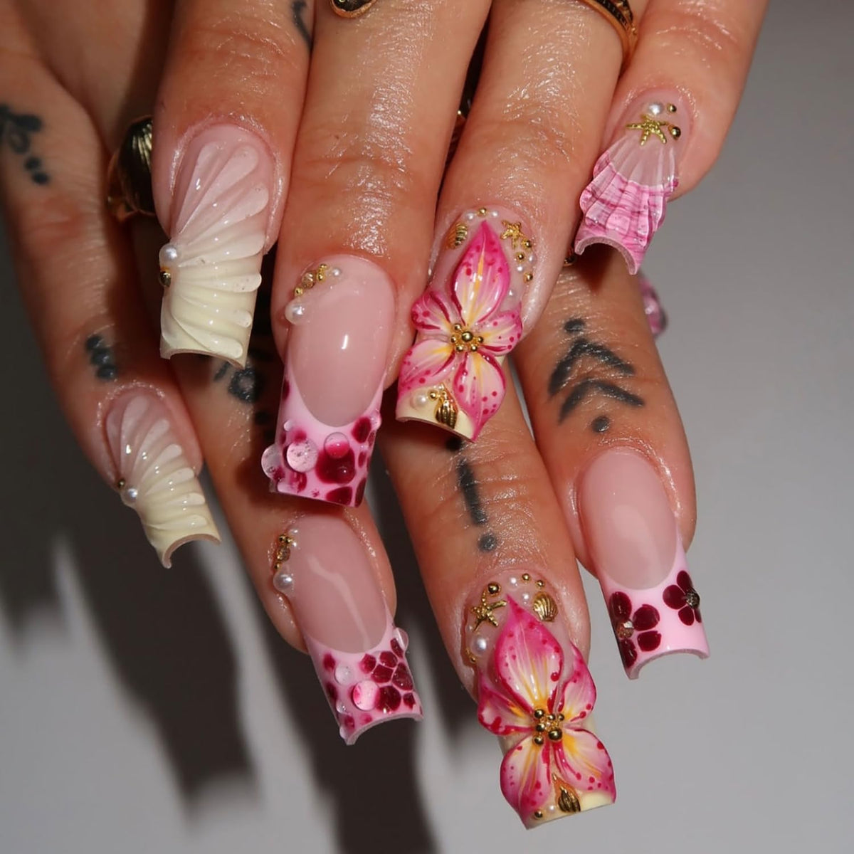Uñas ZASKHLD con perlas y cristales de strass para un look veraniego deslumbrante