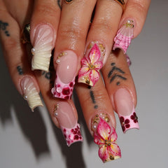 Uñas ZASKHLD con perlas y cristales de strass para un look veraniego deslumbrante